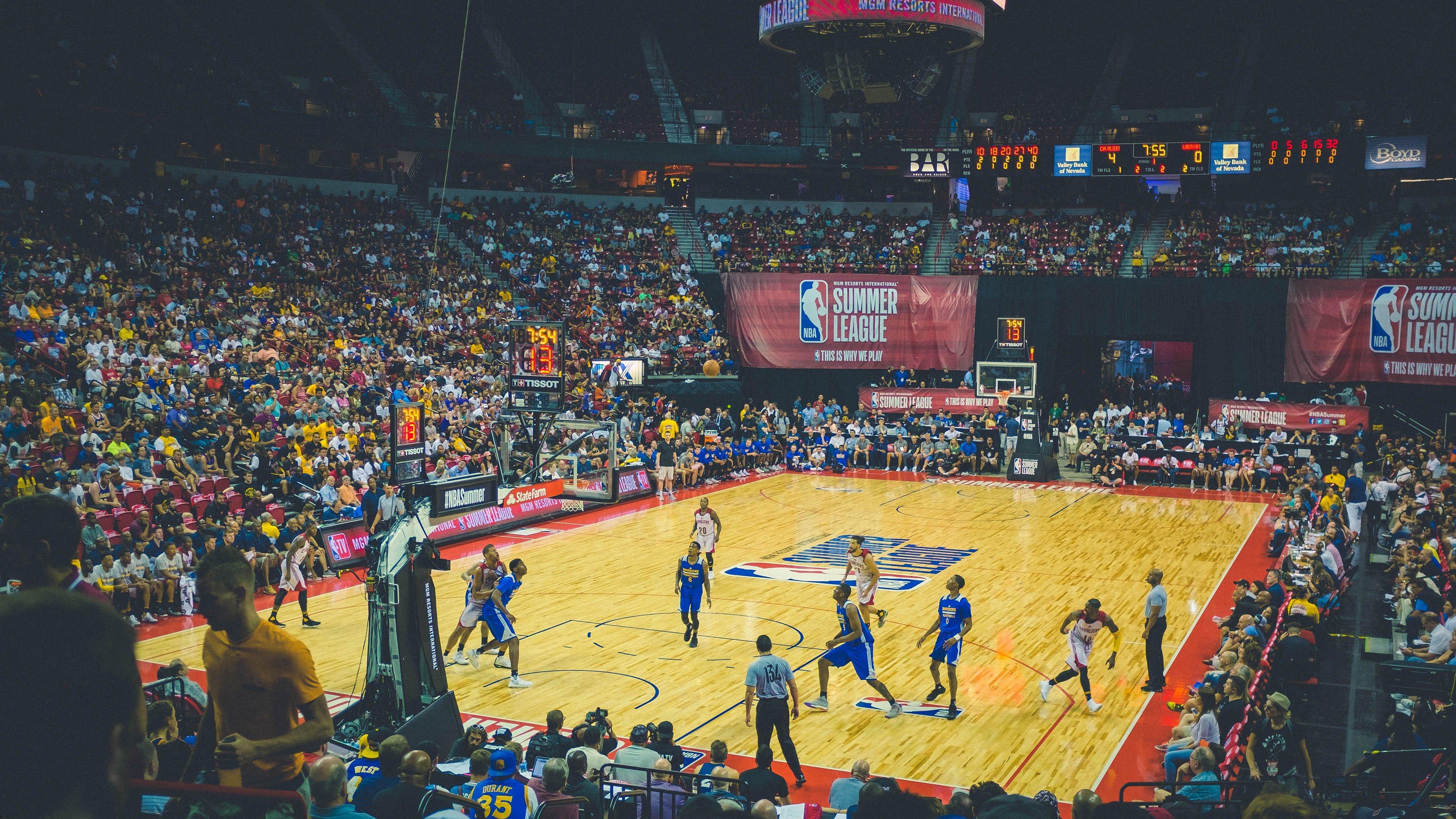 内线霸主斯图尔特以一敌三硬扛得分，展现篮下绝对统治力